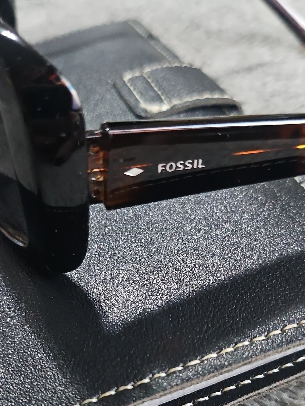 Fossil Vintage Designer Sunglasses Read